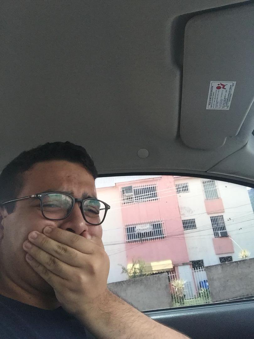 Cuando pasas por la casa de tu amigo que se fue del país: