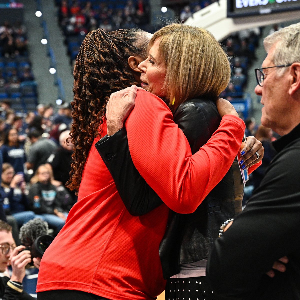 MarchMadnessWBB's tweet image. Player turned coach 🏀

Tamika Williams-Jeter is back in Storrs.

#NCAAWBB x 📸 @UConnWBB