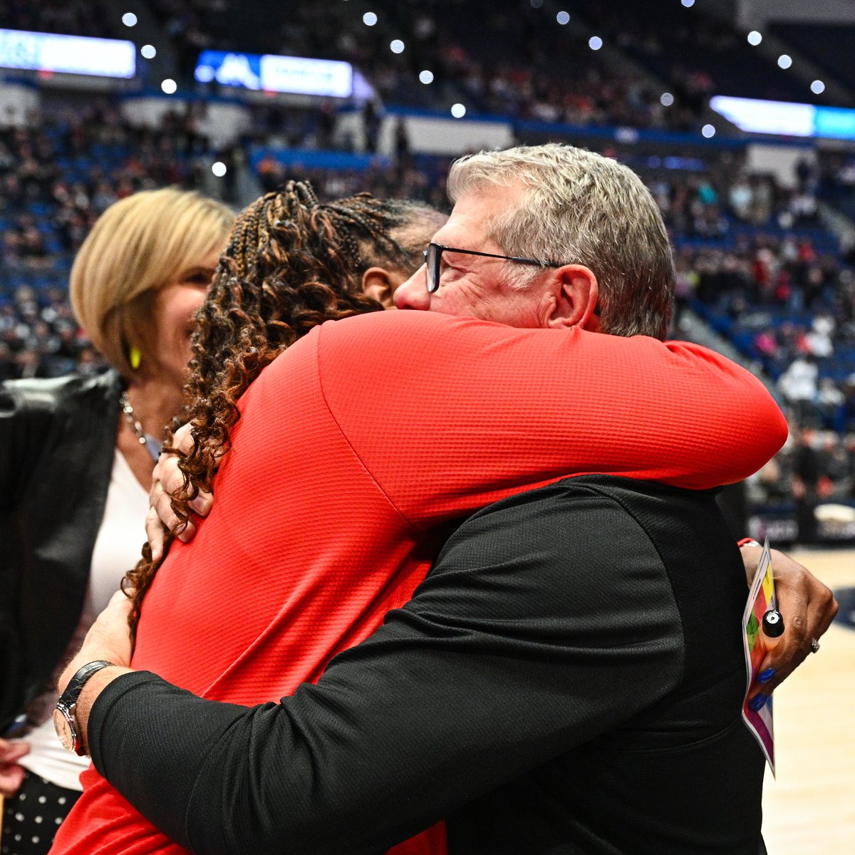 MarchMadnessWBB's tweet image. Player turned coach 🏀

Tamika Williams-Jeter is back in Storrs.

#NCAAWBB x 📸 @UConnWBB