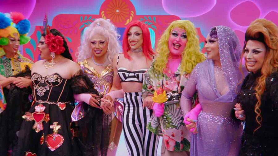 DragsNoti's tweet photo. ¿Los usuarios son fan del #drag o solo del reality show "La Más Draga (#LMD) ?
por @algomorado 

El  universo del arte drag ha experimentado un aumento significativo en su  popularidad en los últimos años, con programas de televisión y  competencias que han capturado la atención de una audiencia global. Uno  de los programas más destacados en este género es "La Más Draga," un  reality show que ha cosechado una legión de seguidores apasionados.  Pero, ¿es "La Más Draga" el único programa que cautiva a los aficionados  del drag, o existe un amor más profundo por todo el arte drag en su  totalidad? Vamos a explorar esta pregunta mediante un análisis de datos y  una encuesta en las redes sociales.

Comparando los datos de YouTube

Para  entender mejor la preferencia de los usuarios por el drag en general o  "La Más Draga," primero examinemos los datos de los canales de YouTube,  los datos clave son:

    @Lamasdraga :
        Total de vistas: 126,342,727
        Suscriptores: 534K
        Temporadas: 7
        Videos: 363

    @CarreraDPelucas :
        Total de vistas: 334,228
        Suscriptores: 3.57K
        Temporadas: 3
        Videos: 68

    @NextTopDragaQ 
        Total de vistas: 225,156
        Suscriptores: 2.23K
        Temporadas: 3
        Videos: 160

    @durangodrag 
        Total de vistas: 214,461
        Suscriptores: 2.21K
        Temporadas: 3
        Videos: 64

    BabelClubOficial:
        Total de vistas: 140,197
        Suscriptores: 1.71K
        Temporadas: 1
        Videos: 17

    @gdldragproject 
        Total de vistas: 97,674
        Suscriptores: 1.37K
        Temporadas: 3
        Videos: 76

    @FactorDragKing 
        Total de vistas: 129,639
        Suscriptores: 2.71K
        Temporadas: 1
        Videos: 26

    @MxIconica 
        Total de vistas: 273,138
        Suscriptores: 4.29K
        Temporadas: 2
        Videos: 52

    dragearte8570:
        Total de vistas: 602,874
        Suscriptores: 6.24K
        Temporadas: 2
        Videos: 67

"La  Más Draga" lidera en términos de vistas y suscriptores con 126,342,727  vistas (en aumento porque están en transmisión) y 534K suscriptores. Sin  embargo, otros programas como "NextTopDragaQueen" e "iconicamx4759"  también tienen una sólida base de seguidores solo que inferior. Esto  sugiere que "La Más Draga" es indudablemente popular, pero ¿esto  responde a qué ocurre con el drag en general?

La Encuesta en Redes Sociales:

Para  obtener una visión más completa de las preferencias de la audiencia,  realizamos una encuesta en nuestro perfil de X. Preguntamos a usuarios  ¿qué es lo que les gusta en relación al drag?. Los resultados fueron los  siguientes:

    El 18.5% respondió "Drag Race Mexico."
    El 19.8% respondió "La Más Draga."
    El 59.1% respondió "El drag en general."
    El 2.6% respondió "ninguna de las anteriores pero les tiro hate."

Estos  resultados son intrigantes. Si bien "La Más Draga" es mencionado por un  sólido 19.8% de los encuestados, la mayoría (59.1%) prefiere "el drag  en general." Esto indica un interés más amplio en el mundo del drag,  independientemente de un programa específico.

¿Qué esta pasanda?

Los  datos de YouTube indican que "La Más Draga" es popular, pero no el  único programa que cautiva a los aficionados del drag. Otros programas  como "NextTopDragaQueen" y "Carrera De Pelucas" también tienen  seguidores dedicados. Esto sugiere que la audiencia tiene una afinidad  por varios programas de drag.

Nuestra encuesta refuerza esta  idea. La mayoría de los encuestados expresaron un amor por el "drag en  general," lo que implica que su interés abarca más allá de un solo  programa. Además, el 18.5% que prefiere "Drag Race Mexico" muestra que  este programa también tiene su propia base de seguidores.

La  discrepancia entre los datos de visualizaciones y suscriptores en  YouTube y las preferencias de la encuesta puede atribuirse a la  diversidad de programas de drag y a la audiencia variada que los sigue.  Algunos pueden seguir múltiples programas, mientras que otros se centran  en uno en particular.

Podemos concluir (de mujer)

En  respuesta a la pregunta inicial, parece que los usuarios son fanáticos  tanto del drag en general como de programas específicos como "La Más  Draga." El amor por el drag abarca una amplia gama de programas, y la  diversidad de preferencias es una característica notable de esta  comunidad. Este fenómeno podría deberse al hecho de que el drag es un  género artístico versátil y emocionante, que ofrece diversas formas de  expresión y entretenimiento.

Si tu eres un aficionado al drag o  te has sentido intrigado por esta forma de arte, te animamos a explorar  más allá de "La Más Draga." Múltiples programas, aunque menos conocidos  en términos de suscriptores y vistas, ofrecen experiencias únicas y  emocionantes en el mundo del drag. Además, muchas temporadas de estos  programas están disponibles de forma gratuita en la plataforma de  YouTube. No pierdas la oportunidad de descubrir nuevas formas de  expresión artística y apoyar a talentosos artistas drag que pueden estar  esperando ser encontrados.

Ya para terminar, el mundo del drag  es vibrante y diverso, y los usuarios pueden ser fanáticos tanto del  drag en general como de programas específicos. La pasión por esta forma  de expresión artística es evidente en la diversidad de programas y la  amplia base de seguidores que han contribuido a su éxito continuo. Así  que, ¡adéntrate en el maravilloso mundo del drag y descubre todo lo que  tiene para ofrecer!