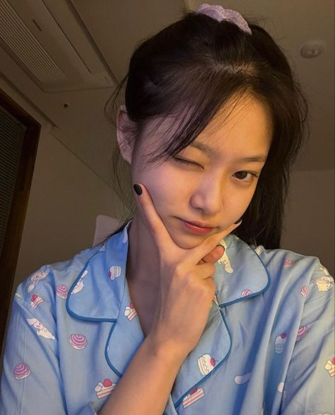dailyaeong's tweet photo. [🎧] #LOONA #LOOSSEMBLE #HYUNJIN https://t.co/FqFYxXtrBK