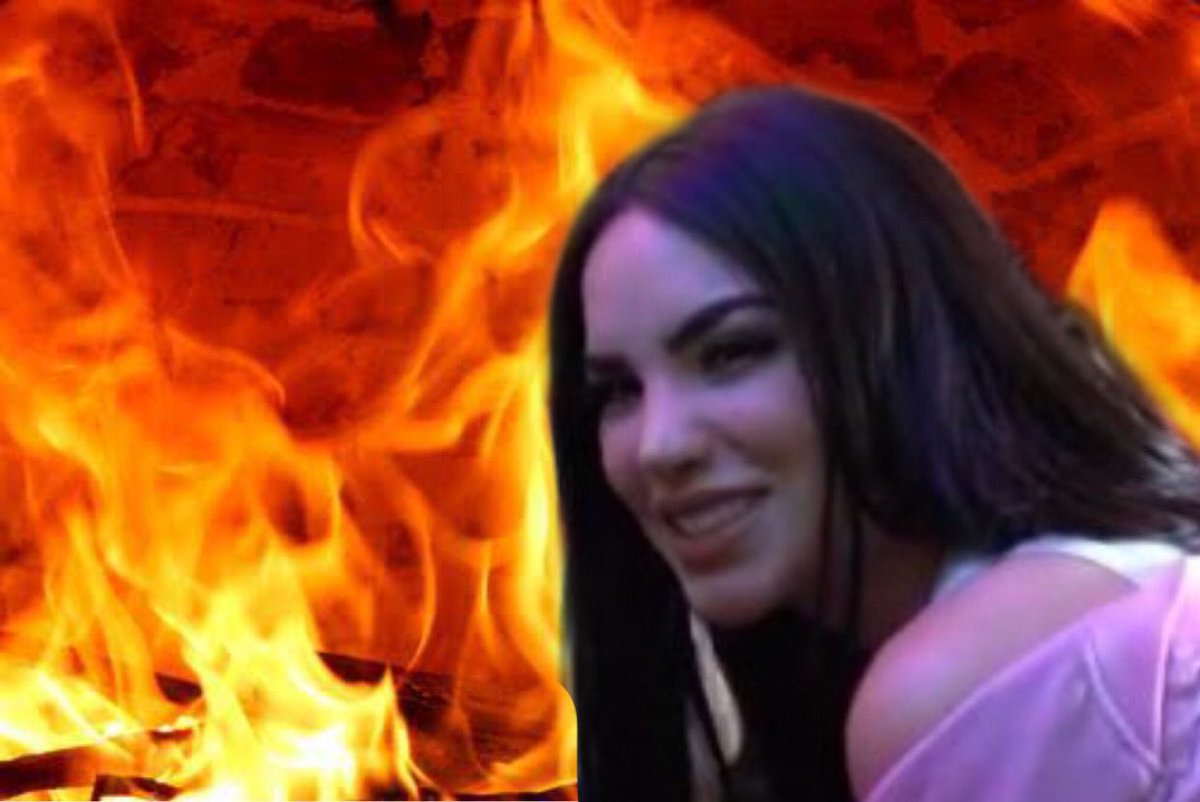 KLhoneey's tweet photo. @tuitsdekim Y estos se lo creen hahaha. Kim sí sabe cómo alborotar a los cerdianos de Kenia Os https://t.co/jaAXv9lmj2
