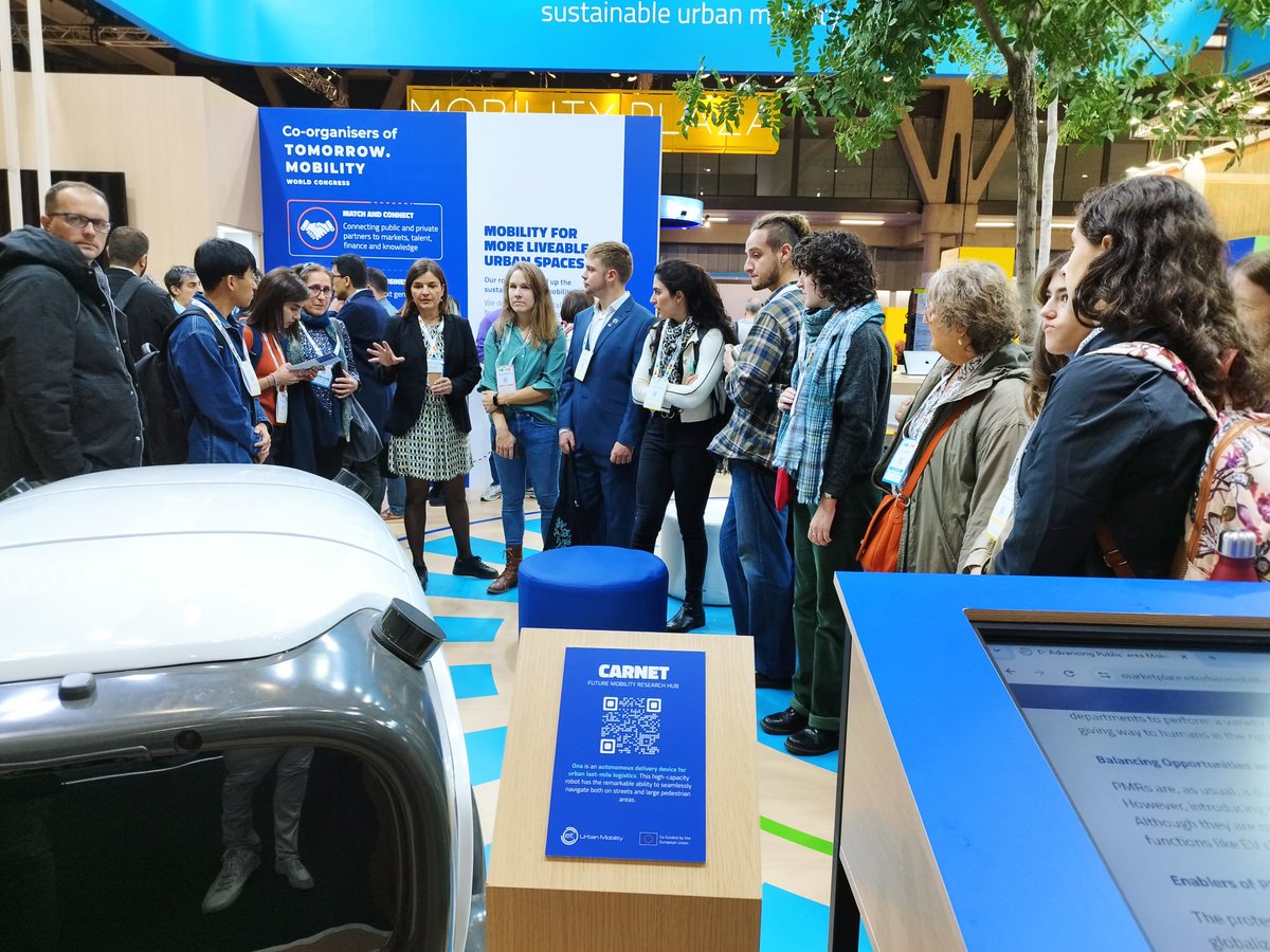 Prof. Miquel Estrada @Maerbcn and Laia Pagès @LaiaPagesGiralt from @carnet_BCN, showed us the ONA autonomous robot dedicated to the efficient delivery of goods in the last mile 🤖📦. Thank you very much for the interesting explanations!! 👏