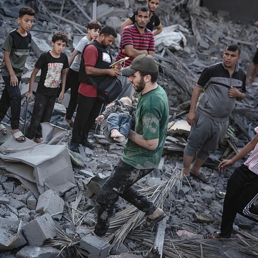 motazazaiza9's tweet photo. Directly after the air strike. 
After the pilot launch the bomb towards the house, you will hear the explosion then few seconds later you will hear the screams of the terrified women and the crying children. https://t.co/t5XMGxAlId