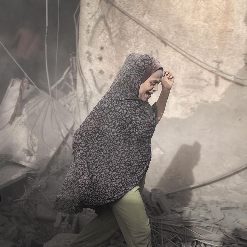 motazazaiza9's tweet photo. Directly after the air strike. 
After the pilot launch the bomb towards the house, you will hear the explosion then few seconds later you will hear the screams of the terrified women and the crying children. https://t.co/t5XMGxAlId