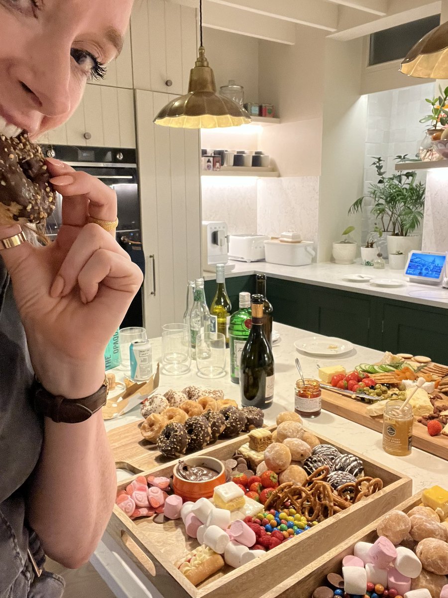 The crew are all busy watching Secret Genius upstairs 

Leaving me with an entirely clear run at the downstairs’ doughnuts 🍩 

bbc.co.uk/programmes/m00…