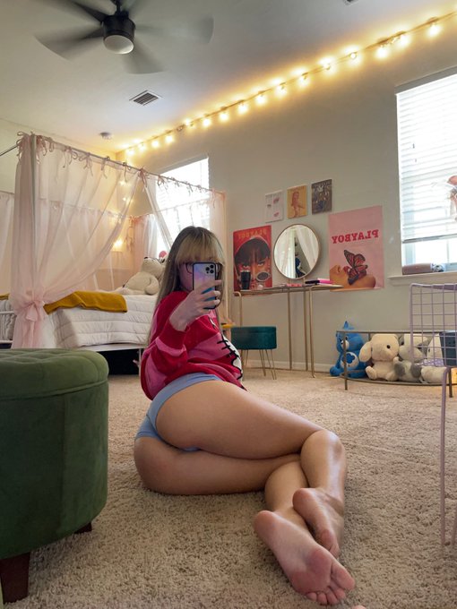 me or GTA VI https://t.co/vGKIvgigVl