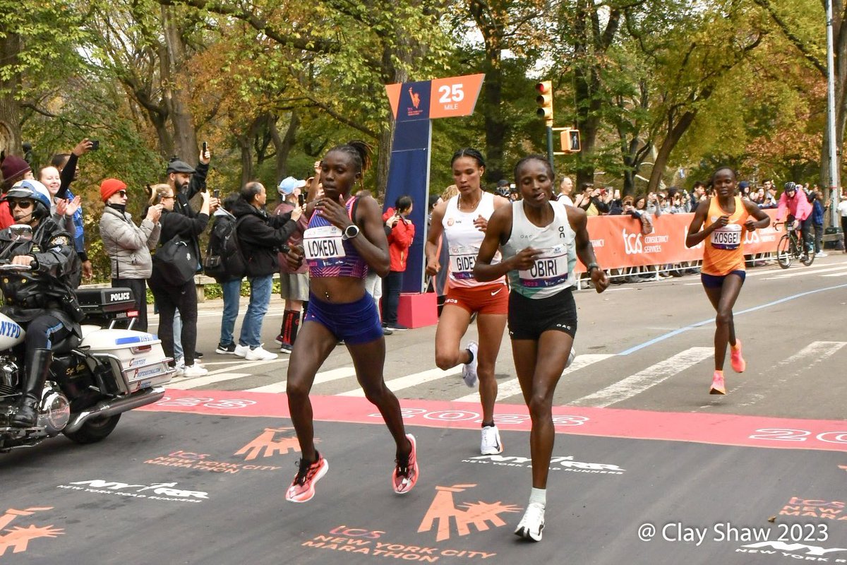 In NYC @HellenObiri KEN was patient only for awhile after mile 25. Obiri went on to win in 2:27:23. @shazrinee KEN 3rd 2:27:33, Letesenbet Gidey ETH 2nd 2:27:29. @BrigidKosgei 4th 2:27:45. **** runnersgazette.com/2023/11/06/tol… @nycmarathon 2023 📷 by @clay50sub4