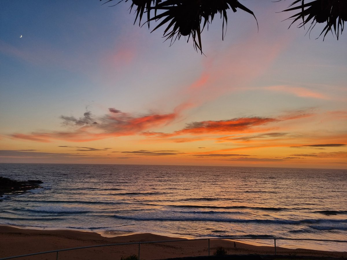 Pink'norange'nblue start. Whale Beach