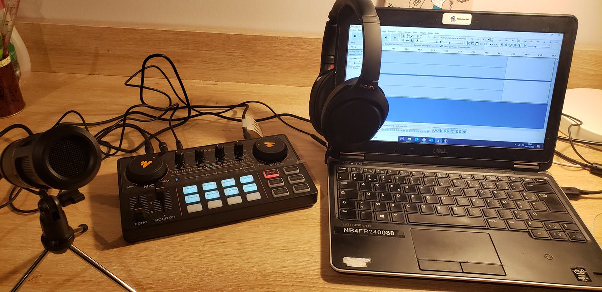 Nouveau matériel opérationnel pour l'enregistrement de nos émissions de René Bureau Radio ! Les élèves vont pouvoir lancer les musiques et jingles tout seuls et enregistrer leurs émissions de A à Z.  Merci <a href="/JaunayMarigny/">Ville de Jaunay-Marigny 🇫🇷 (86)</a> pour cet achat !