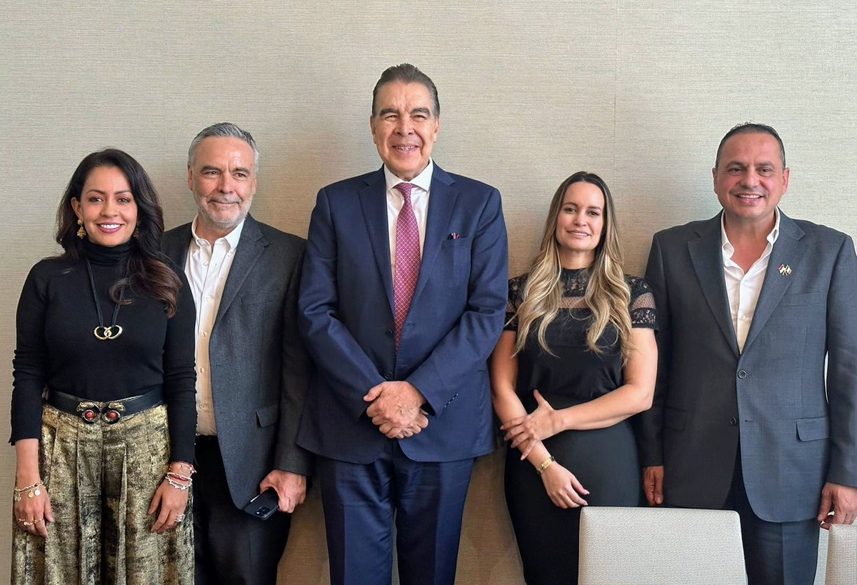 PerezBehr's tweet photo. Muy contento de haber acompañado al Lic. @aramirezcuellar en el Primer Encuentro Nacional de Empresarios por la Transformación, en el cual se abordaron: los retos y oportunidades del sector Aeroespacial en #México; el Nearshoring y la agenda de los empresarios para este 2024. https://t.co/Ulf9u68mLd