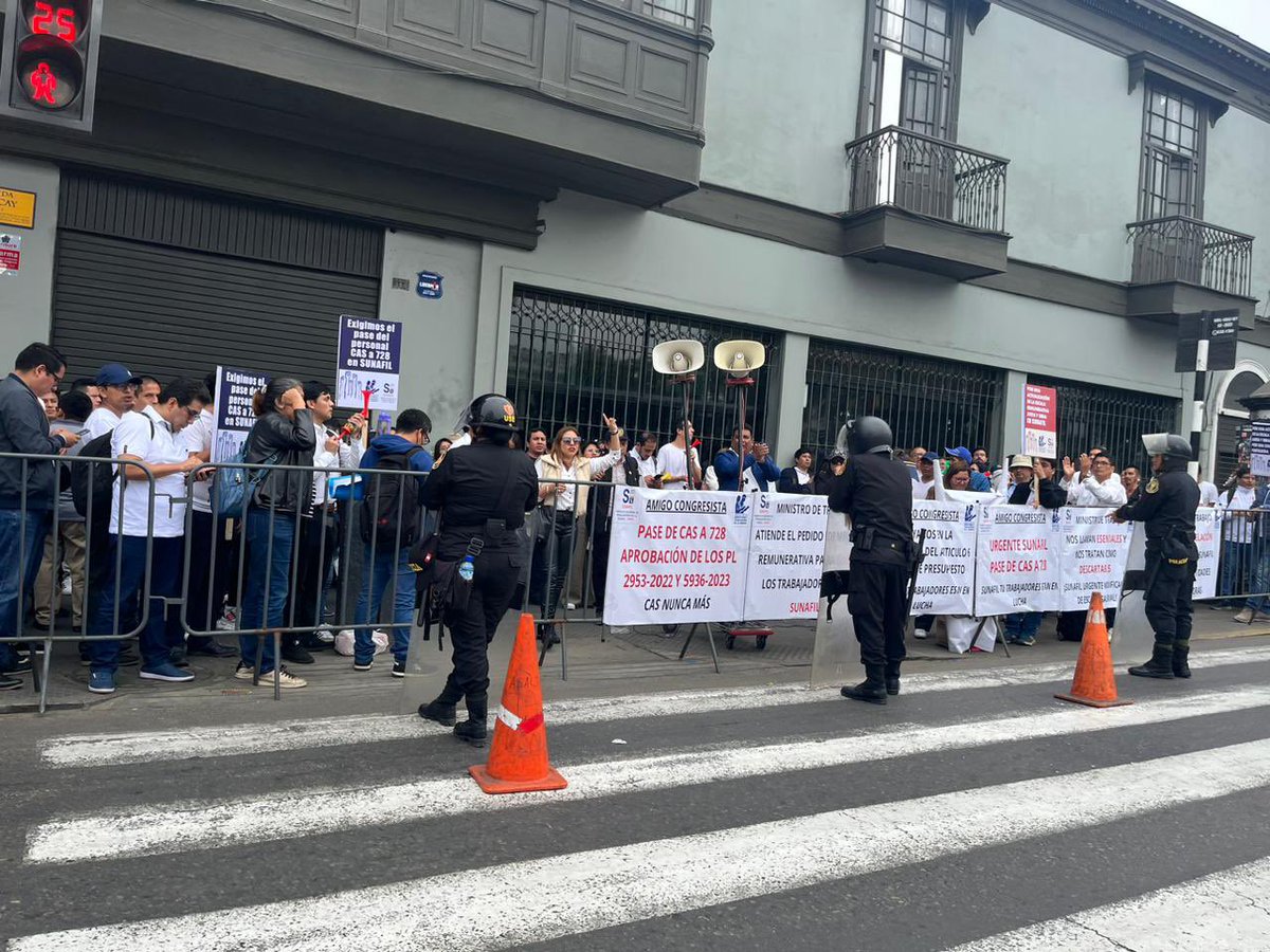 chabelitacongre's tweet photo. Hoy con mis compañeros de Sunafil para exigir que el PL N° 2953 sea agendado  y aprobado en la Comisión de presupuesto, este Proyecto de Ley  incorpora a los trabajadores de Sunafil con contrato CAS  al régimen 728 💪🏽 https://t.co/63dCmOnP6o