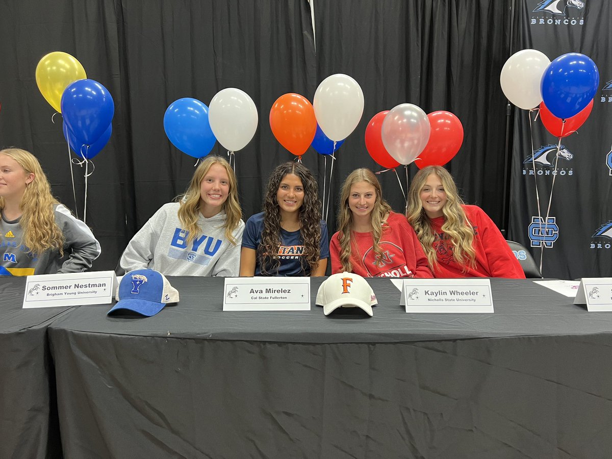 DJW1239's tweet photo. Singing day for Clovis North girls soccer @CN_GIRLS_SOCCER @AllStarGameBen @OnAirCK @gabecamarillo_ https://t.co/sv9EfhCDCk