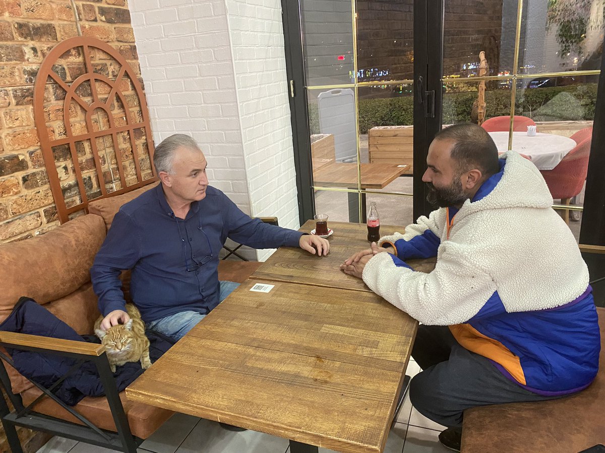 Hayvan hakları ile alakalı sorun ve çözüme yönelik <a href="/HoodPati/">Pati Hood</a> Ali kardeşimizle sohbet ederken, konunun birinci derecede muhattabı yanımıza gelip oturarak bizleri dinlemeye başladı.
Bu masumların bizlerden istediği bir lokma yemek, bir yudum su ve birazcık sevgi.