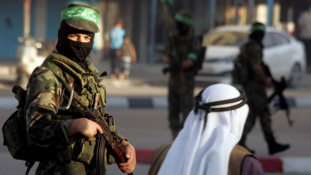 سلام على أرض أناخت العزةُ على أبوابها المطايا، سلام على أرض مهودها وقبورها تهزأ بالرزايا.
غزة، ذلك الفردوس الأرضي الذي وَسِعَ المعاني والمباني وكل المفردات الغائبة التي غدت في غير تلك الأرض أوهامًا.
على أرض غزة ألِفتْ الشفاهُ مرارة الصبر حتى صارت عسلًا مُصفّى، هنالك في كل بيتٍ