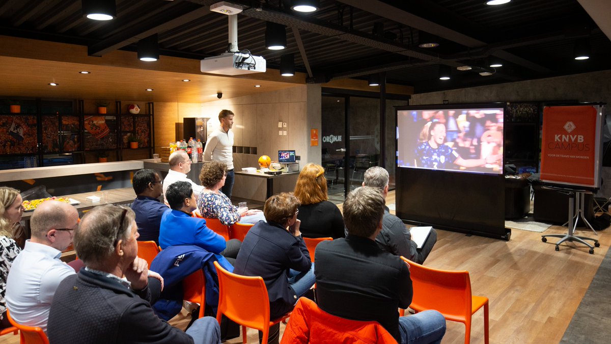 KNVB's tweet image. Zonder vrijwilligers geen wedstrijden! 🤝

Gisteravond bedankten we de vrijwilligers die bij wedstrijden van de nationale jeugdelftallen hun steentje hebben bijgedragen. 🧡