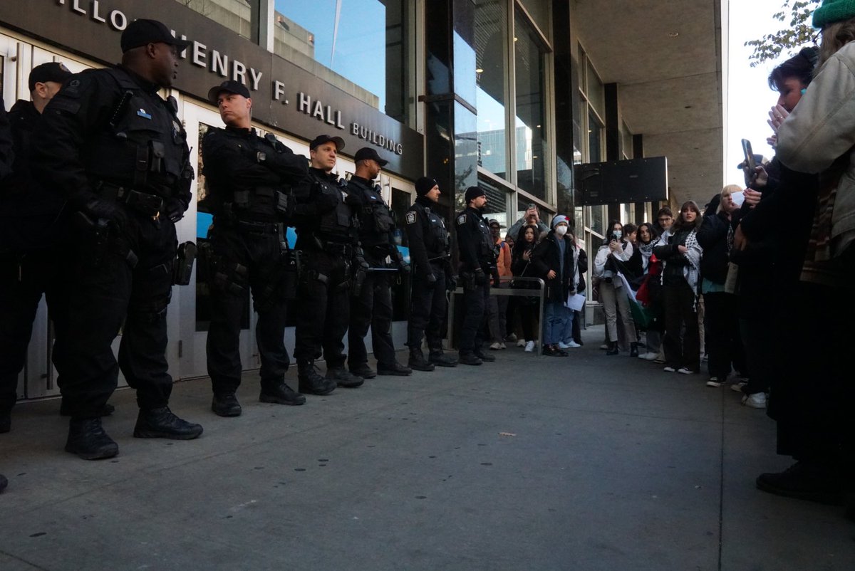 olieng01's tweet photo. student #protests at #concordia earlier 
#palestine #spvm #montreal #gaza #israel #police https://t.co/77rYa0sbha