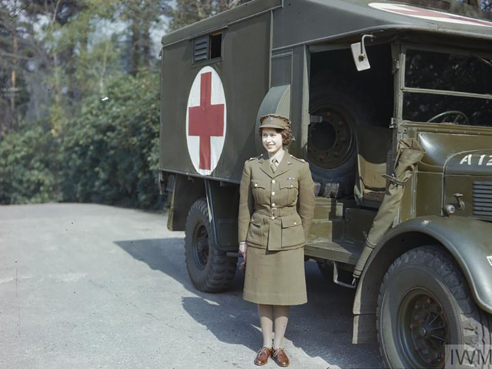 daveatherton's tweet photo. The late Queen Elizabeth II dressing up for a "far-right" event in 1945. https://t.co/sQCajj0COy