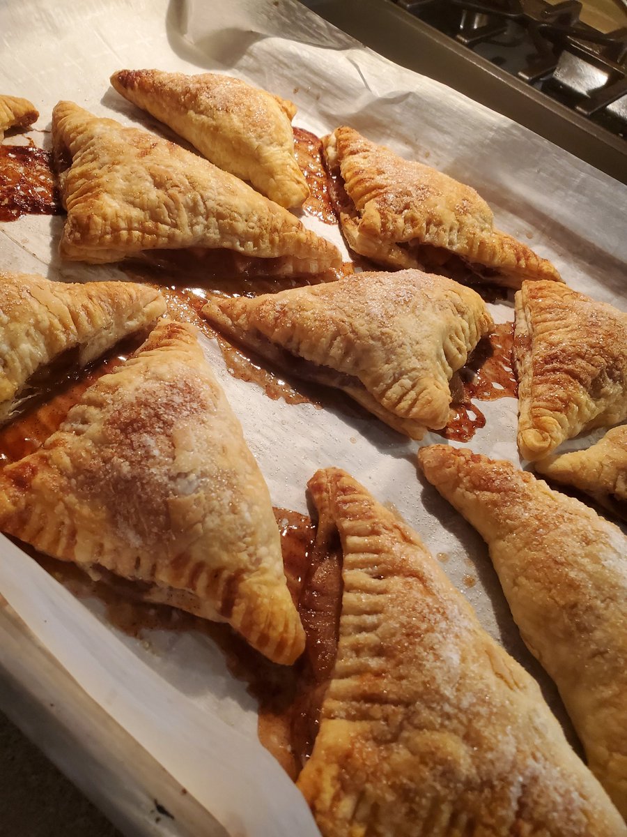 Avoiding socials till I can run new genshin story, have some apple turnovers I made this morning to hold you guys over