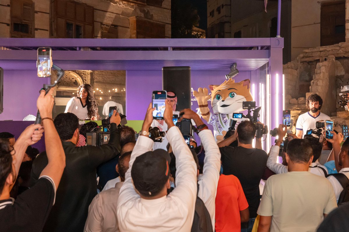saudiff_en's tweet photo. #HADDAF with the fans ๐คฉ๐ธ๐ฆ
Highlights from the launch of the #ClubWC official mascot in Jeddah Al Balad ๐
#WelcomeTheChampions https://t.co/l6AxKwxC51