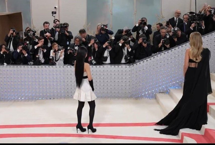thvsnaz's tweet photo. Sad how no camera man and no celeb gaf about her https://t.co/WGzvo8fv4h