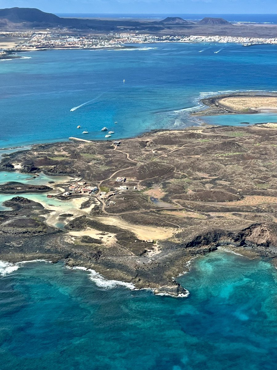 How about this one… Isla de Lobos woth Lanzarote in the background 🏝️😁🙏🏻 #isladelobos #fuerteventura #lanzarote #avgeek #aviation #canaries #canarias