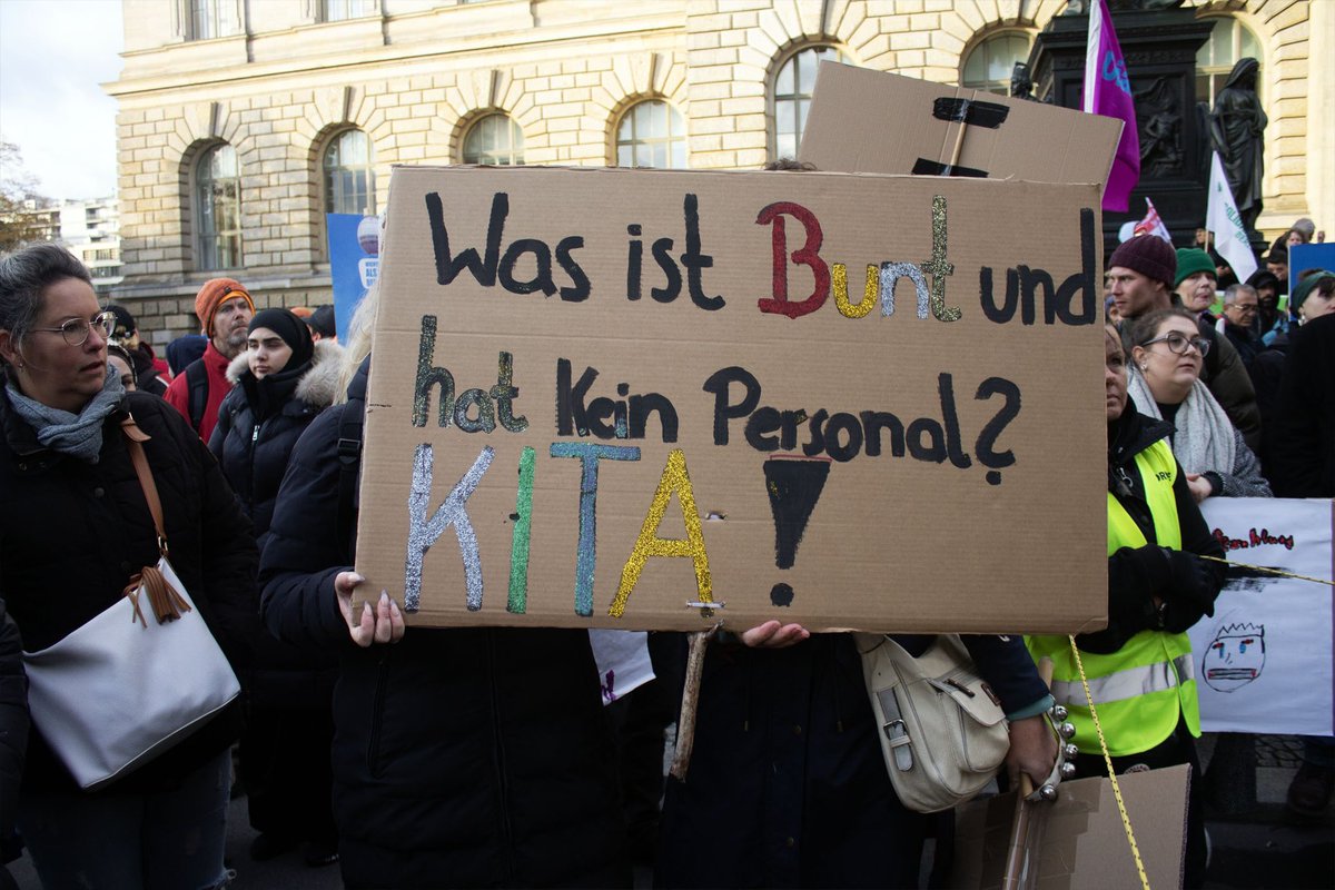 Tausende protestierten heute auf der Straße für ein soziales Berlin &amp; eine bessere, langfristige Finanzierung der freien Träger der soz Infrastruktur.Wir streiten dafür, dass es keine Kürzungen gibt und die Beschäftigten gleiche Bedingungen bekommen wie der öffentliche Dienst