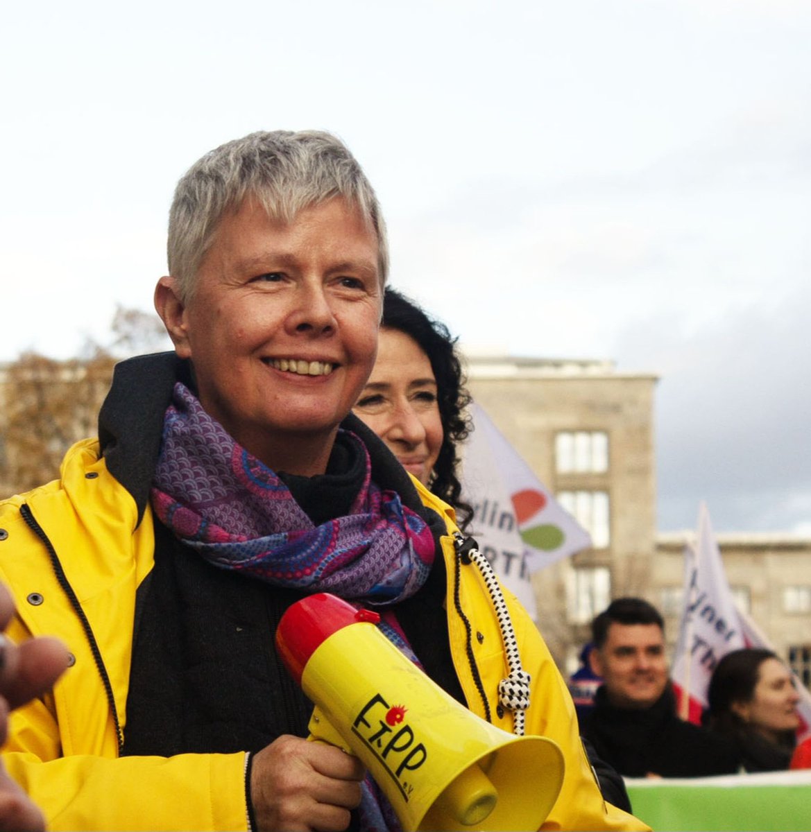 Katina_Schubert's tweet photo. Tausende protestierten heute auf der Straße für ein soziales Berlin &amp; eine bessere, langfristige Finanzierung der freien Träger der soz Infrastruktur.Wir streiten dafür, dass es keine Kürzungen gibt und die Beschäftigten gleiche Bedingungen bekommen wie der öffentliche Dienst https://t.co/nAYD98LC4N