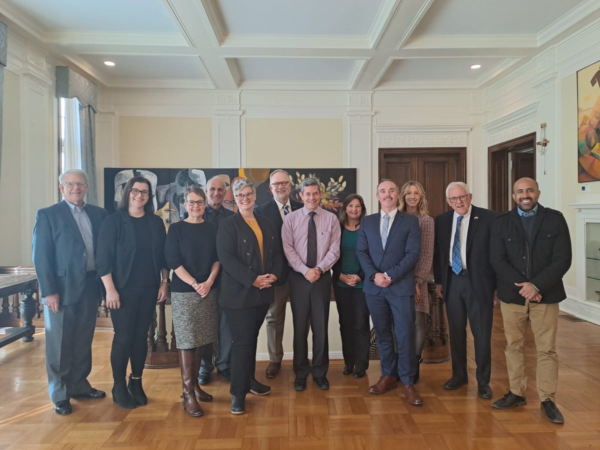 EmbajadaEcuUSA's tweet photo. El Consejo Consultivo Profesional de Kent State University, visitó la Embajada del Ecuador para dialogar sobre cooperación en temas de educación y capacitación, buscando nuevas maneras de colaboración mutua en @ beneficio del país @uees_ec @kentstate https://t.co/jU0PI3IMBO