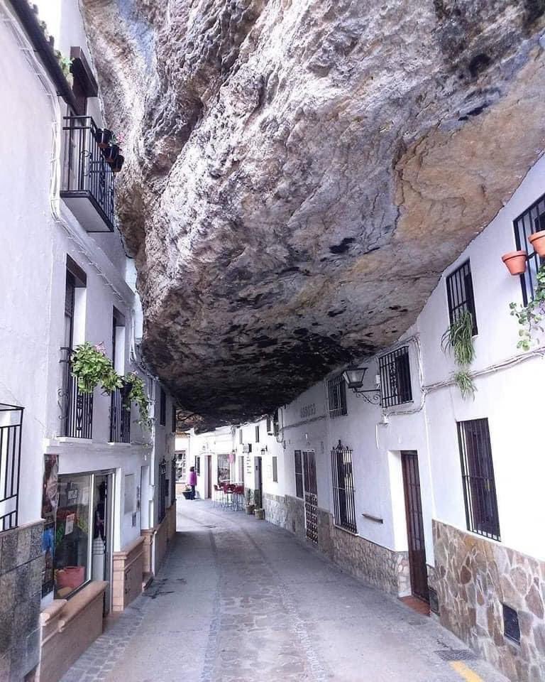 shaltoutabuelim's tweet photo. 🕊️The town of Steinel in Spain 🇪🇸, one of the strangest places , its inhabitants live under the largest rock، residents there enjoy cold in Summer and warmth in Winter because the ceilings of their houses under this rock, which prevents them of heat or cold.💞
#NaturePhotography https://t.co/ziJ53MrxEU