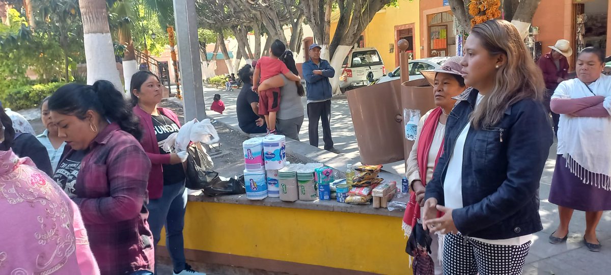 Antorcha_Q's tweet photo. En Toliman tenemos un centro de acopio para dar seguimiento de recolección de víveres para apoyar a los damnificados por el Huracán en el estado de guerrero.

#CentroDeAcopio en #Querétaro #SierraGorda #Toliman #Ayudando a los #Damnificados #Acapulco https://t.co/YWTRTQf8td https://t.co/zs0gvJOs0b