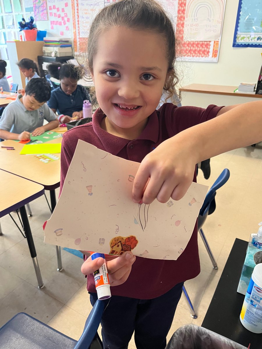 csasyracuse's tweet photo. We've been flexing those creativity muscles with the positivity project this week! On November 6th, #CSASCS 2nd graders were asked to create something using paper, scissors, stickers &amp; glue. 2C made some pretty amazing stuff!

@CharterEmpire @nycharterassoc https://t.co/uw9zXAHz4E