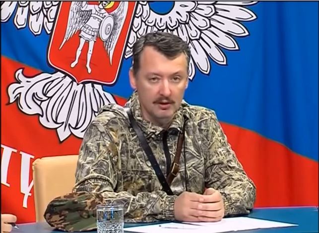 Si dices Girkin tres veces delante de una bandera de Novorosiya se te aparece Andriy y te traduce.