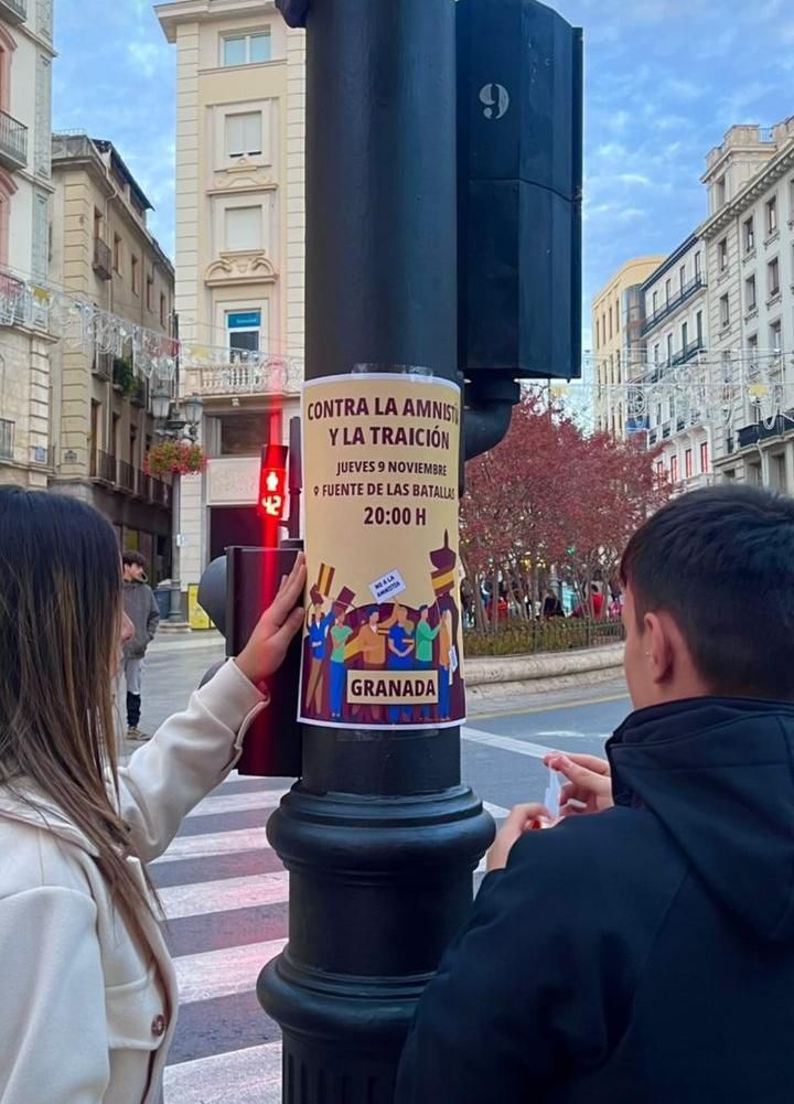 ResisteGranada's tweet photo. Mañana tenemos una cita; todos a las 20:00 horas en Fuente de las Batallas. 
Diremos NO a la amnistía y a la condonación de 15.000 millones de €, contra este gobierno traidor. 
Os esperamos a todos con vuestras banderas de 🇪🇸, mayores y jóvenes, todos unidos.
#ResistenciaGranada https://t.co/0MMLiRi7LA