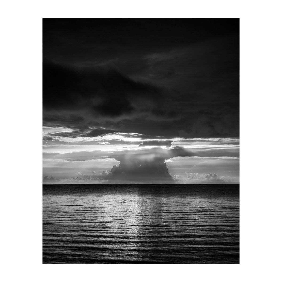 Atmospheric 

@bnwmasters 

#landscape #blackandwhitephoto #monochrome #lawrencegriffin #bnwphotography #seascape