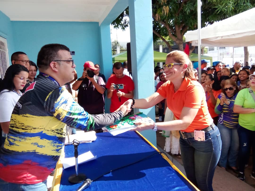 Bolivar_Cdce's tweet photo. Sector educación de Bolívar se adhirió al Referéndum Consultivo por el Esequibo ante el CNE, con el Movimiento Bolivariano de Educadores y el Movimiento Bolivariano de Familia
#UnidadNacionalPorElEsequibo 

#Educación
#MPPEDUCACIÓN
@NicolasMaduro 
@_LaAvanzadora 
@MPPEDUCACION https://t.co/KkIG1YneFn