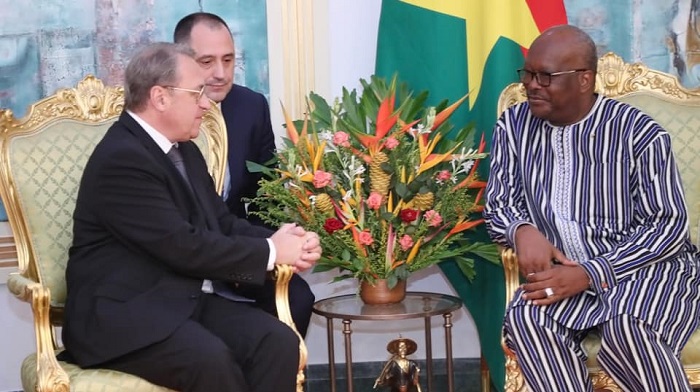 İç Savaş Tehlikesi Beliren Burkina Faso'da Türkiye Büyükelçisi Dışişlerine Çağrıldı: ''Ocak - Şubat dönemi için 2 milyon mültecilik rezervasyon yaptıracaktık...'' zaytung.com/haberdetay.asp… 

Kivvon'da okumak için: kivvon.com/tr/zaytung/ic-…