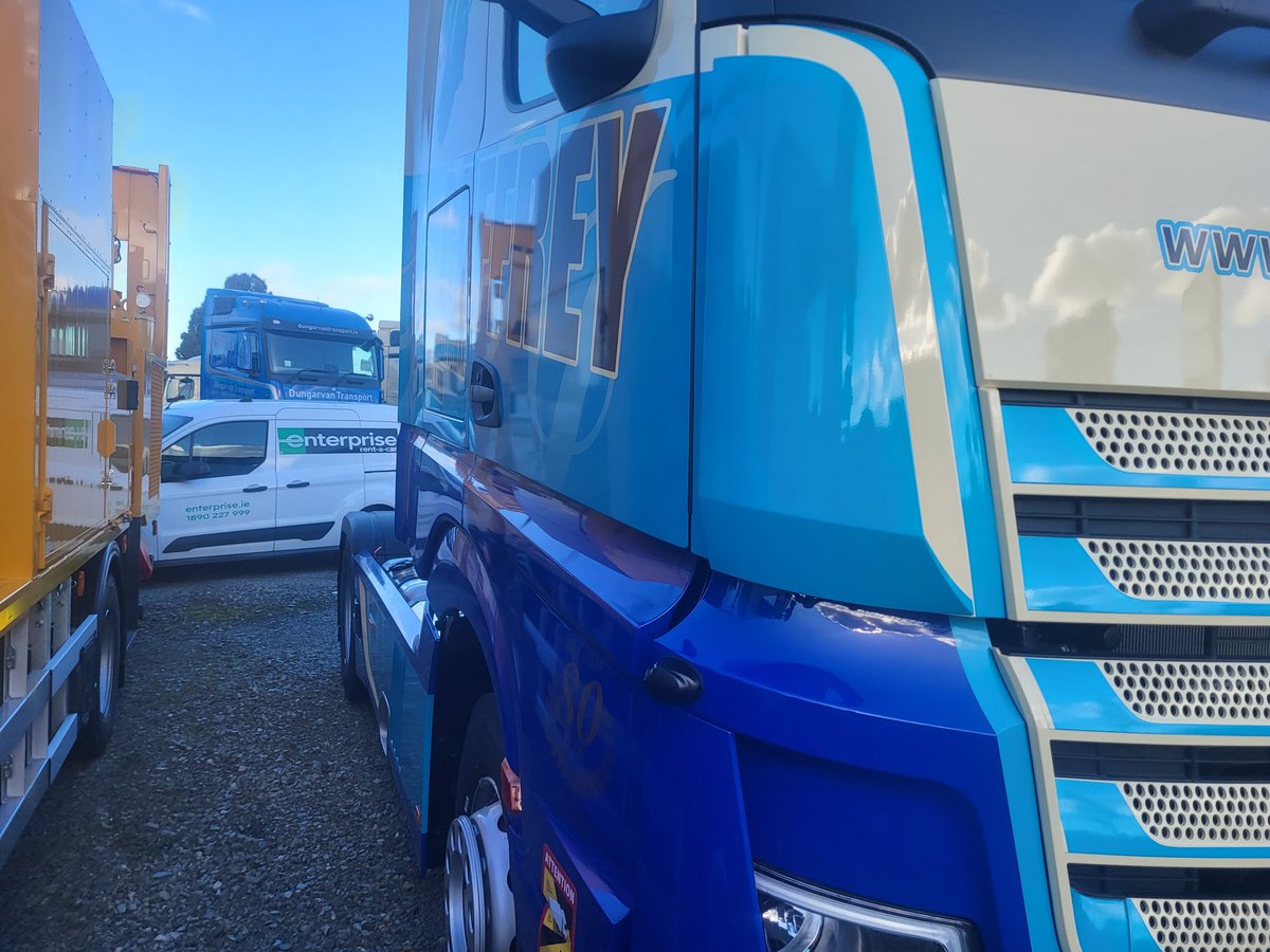 Cummo1990's tweet photo. Not often you get to install a 3way camera system on truck worth more than some houses. #merc #RoadSafety https://t.co/uXX6Wy5g3M