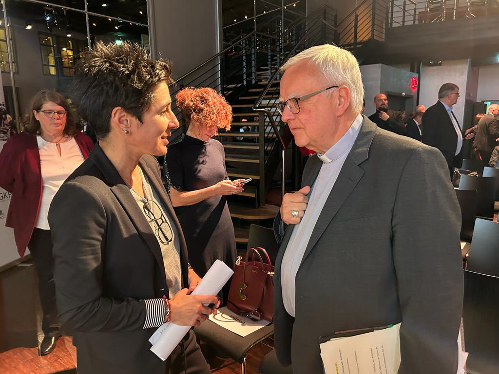 dbk_online's tweet photo. Wir haben heute gemeinsam mit der Gesellschaft katholischer Publizistinnen und Publizisten (@GKPde) und dem Katholischen Medienverband (KM.) zum 21. Mal den Katholischen #Medienpreis im Palais der #Kulturbrauerei in #Berlin verliehen. 195 Beiträge haben an dem Wettbewerb teilgenommen. Die Laudationes für die Preisträgerinnen und Preisträger hielten unter anderem @dunjahayali (@ZDF), Ferda #Ataman (Unabhängige Bundesbeauftragte für #Antidiskriminierung), Julia #Krittian (Chefredakteurin @mdrde) und Andreas-Peter #Weber (ehem. Programmdirektor @dradio_presse). Den Festakt moderierte die Journalistin Marie Kaiser (rbb).

@ErzbischofKoch (@ErzbistumBerlin), nahm die Auszeichnungen im Namen der Stifter des Preises vor und würdigte den kritischen und gut recherchierten #Journalismus der Beiträge. In seiner Ansprache betonte er: „Wir brauchen unabhängige und verantwortungsvolle journalistische Stimmen, durch die Frieden, Versöhnung und Gerechtigkeit auf der Welt befördert werden. Vielfalt und Freiheit der publizistischen Medienunternehmen – insbesondere der Verlage, des privaten und öffentlich-rechtlichen Rundfunks – sind ein hohes Gut in Deutschland. Sie sind ein wesentlicher Beitrag für den Zusammenhalt unserer Gesellschaft.“ Sie seien jedoch keine Selbstverständlichkeit und müssten gerade in Zeiten der Krise und des Populismus gepflegt werden.
Weitere Informationen zur Preisverleihung finden Sie auf unserer Intranetseite unter https://t.co/j6LV3D2QyH
 
#Medienpreis #KatholischeKirche #Berlin #Medien #Journalismus #TV #Print #Radio #Online