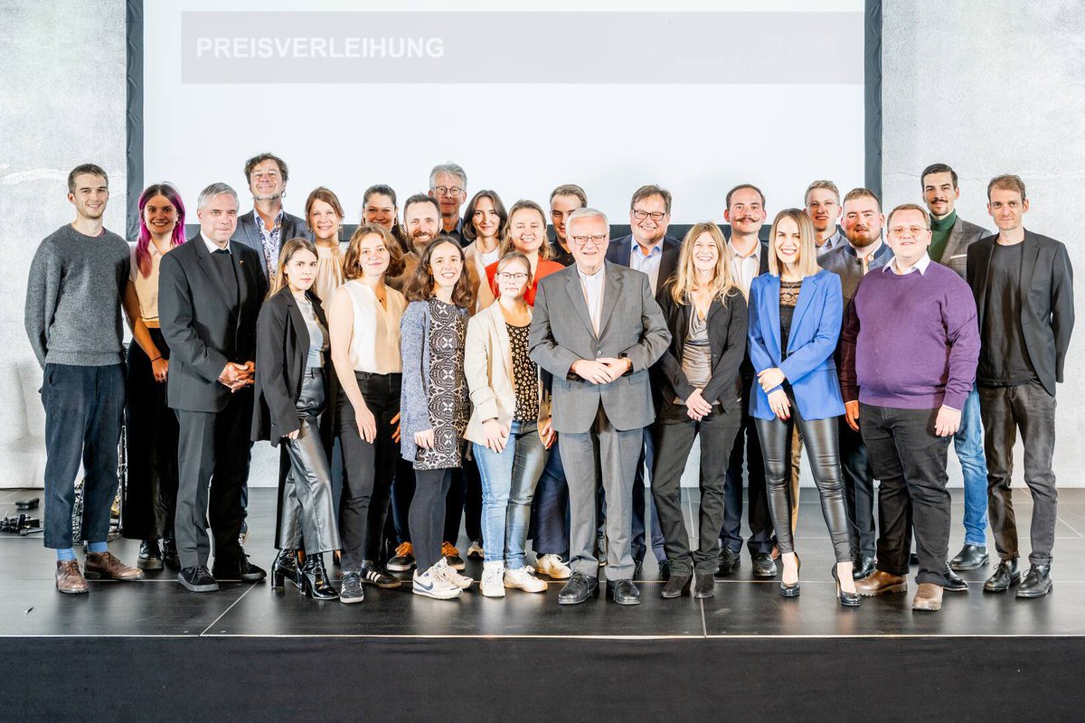 dbk_online's tweet photo. Wir haben heute gemeinsam mit der Gesellschaft katholischer Publizistinnen und Publizisten (@GKPde) und dem Katholischen Medienverband (KM.) zum 21. Mal den Katholischen #Medienpreis im Palais der #Kulturbrauerei in #Berlin verliehen. 195 Beiträge haben an dem Wettbewerb teilgenommen. Die Laudationes für die Preisträgerinnen und Preisträger hielten unter anderem @dunjahayali (@ZDF), Ferda #Ataman (Unabhängige Bundesbeauftragte für #Antidiskriminierung), Julia #Krittian (Chefredakteurin @mdrde) und Andreas-Peter #Weber (ehem. Programmdirektor @dradio_presse). Den Festakt moderierte die Journalistin Marie Kaiser (rbb).

@ErzbischofKoch (@ErzbistumBerlin), nahm die Auszeichnungen im Namen der Stifter des Preises vor und würdigte den kritischen und gut recherchierten #Journalismus der Beiträge. In seiner Ansprache betonte er: „Wir brauchen unabhängige und verantwortungsvolle journalistische Stimmen, durch die Frieden, Versöhnung und Gerechtigkeit auf der Welt befördert werden. Vielfalt und Freiheit der publizistischen Medienunternehmen – insbesondere der Verlage, des privaten und öffentlich-rechtlichen Rundfunks – sind ein hohes Gut in Deutschland. Sie sind ein wesentlicher Beitrag für den Zusammenhalt unserer Gesellschaft.“ Sie seien jedoch keine Selbstverständlichkeit und müssten gerade in Zeiten der Krise und des Populismus gepflegt werden.
Weitere Informationen zur Preisverleihung finden Sie auf unserer Intranetseite unter https://t.co/j6LV3D2QyH
 
#Medienpreis #KatholischeKirche #Berlin #Medien #Journalismus #TV #Print #Radio #Online