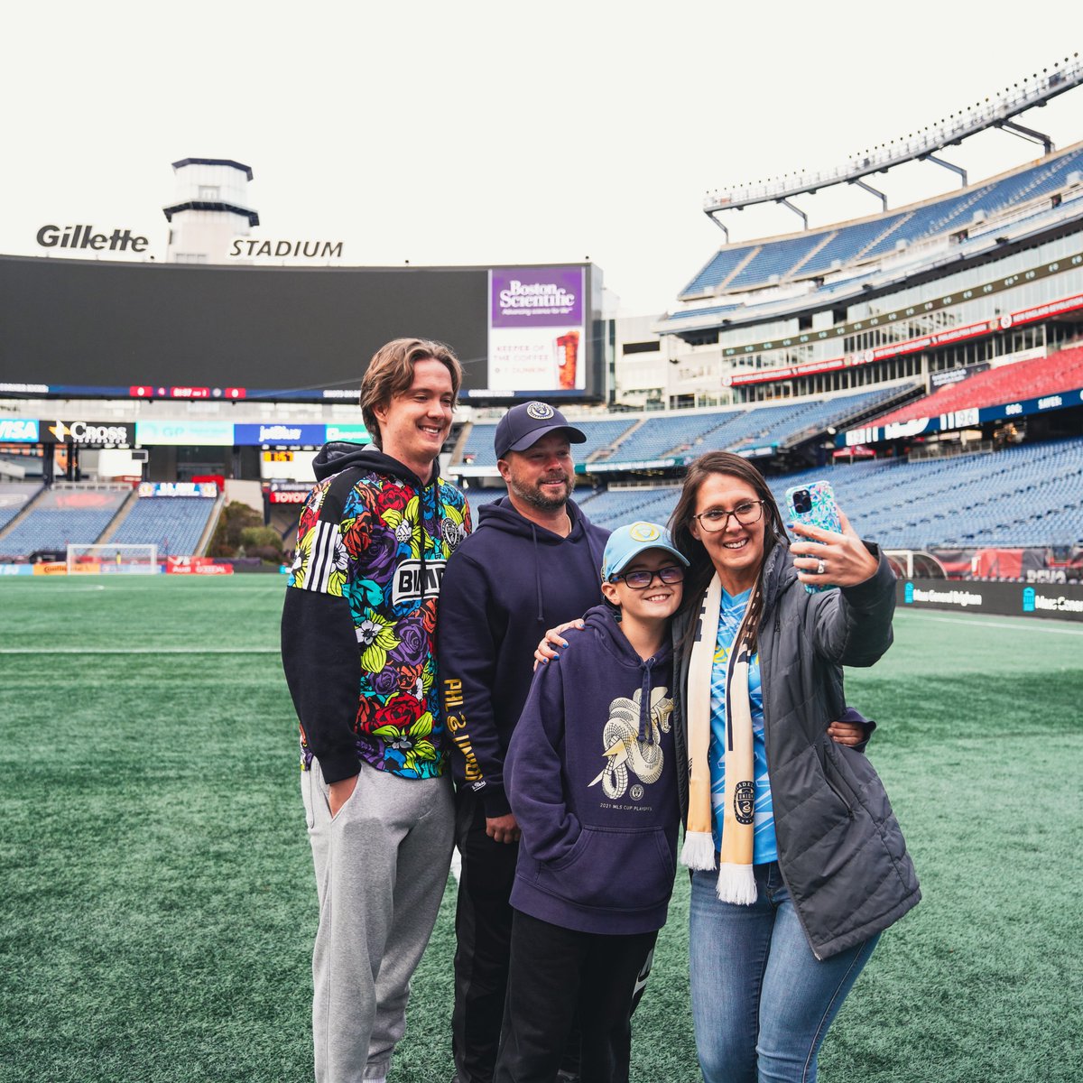 First stop of the gameday: photo op on the field! 📸 

#DOOP | #StrikeGold | #KickChildhoodCancer