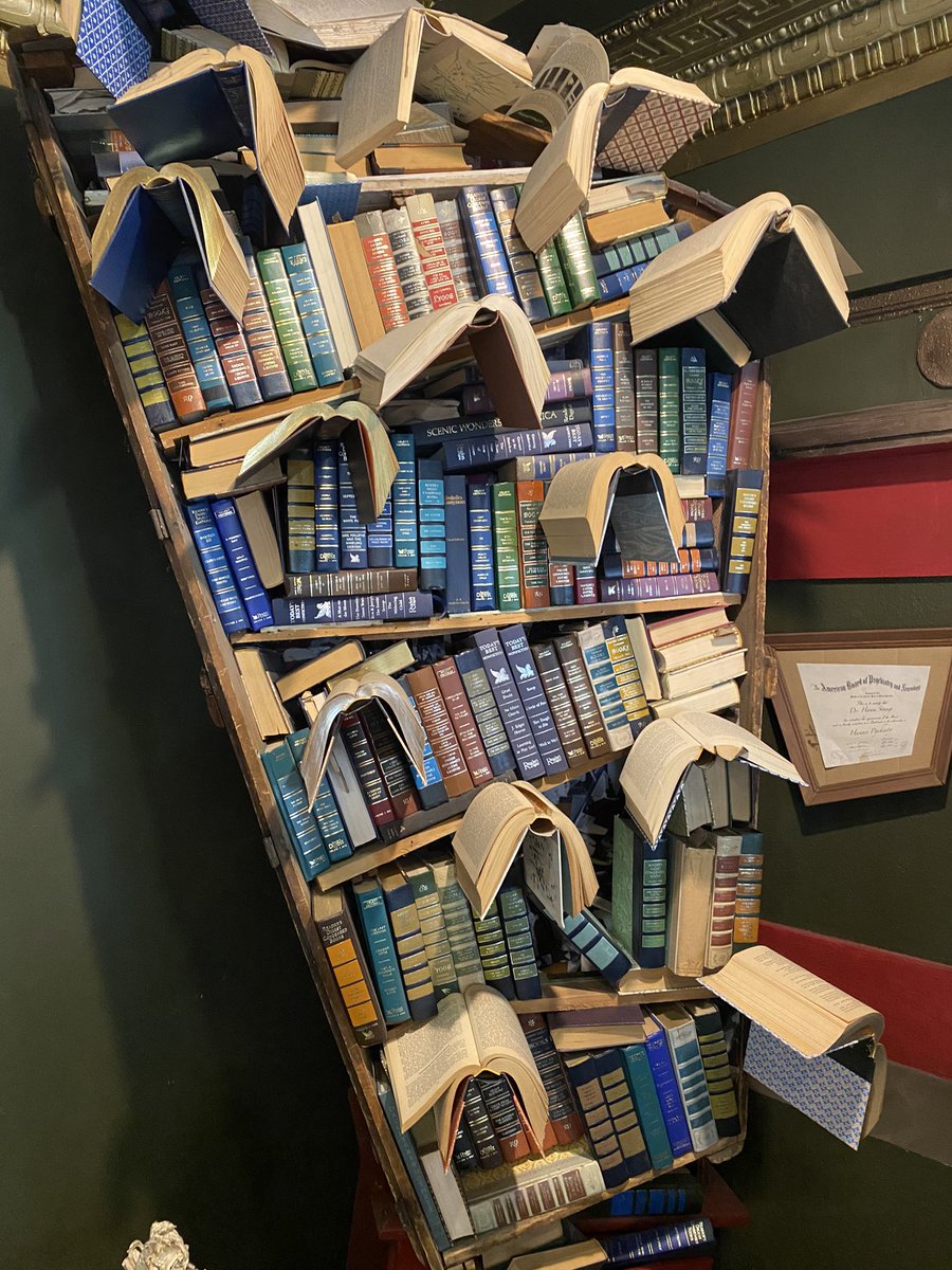 wordsonpaper's tweet photo. i’m in LA and my bf brought me to this book store as a surprise 🥹 https://t.co/aTlLZW46zM