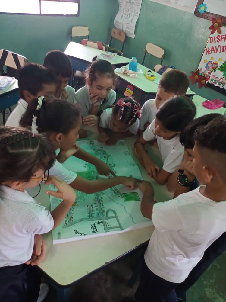 #08Nov Actividad de cartografía; desde los ambientes de aprendizaje, la Escuela Nacional María Belén Mora promueve conocimientos de #MiEscuelayComunidad a los niños y niñas de primaria

<a href="/NicolasMaduro/">Nicolás Maduro</a>
@MPPEDUCACION
<a href="/_LaAvanzadora/">Yelitze Santaella</a>
<a href="/Berzabethg1/">Berzabethgandicaoficial</a>
<a href="/CDCETachira/">CDCE Táchira</a>