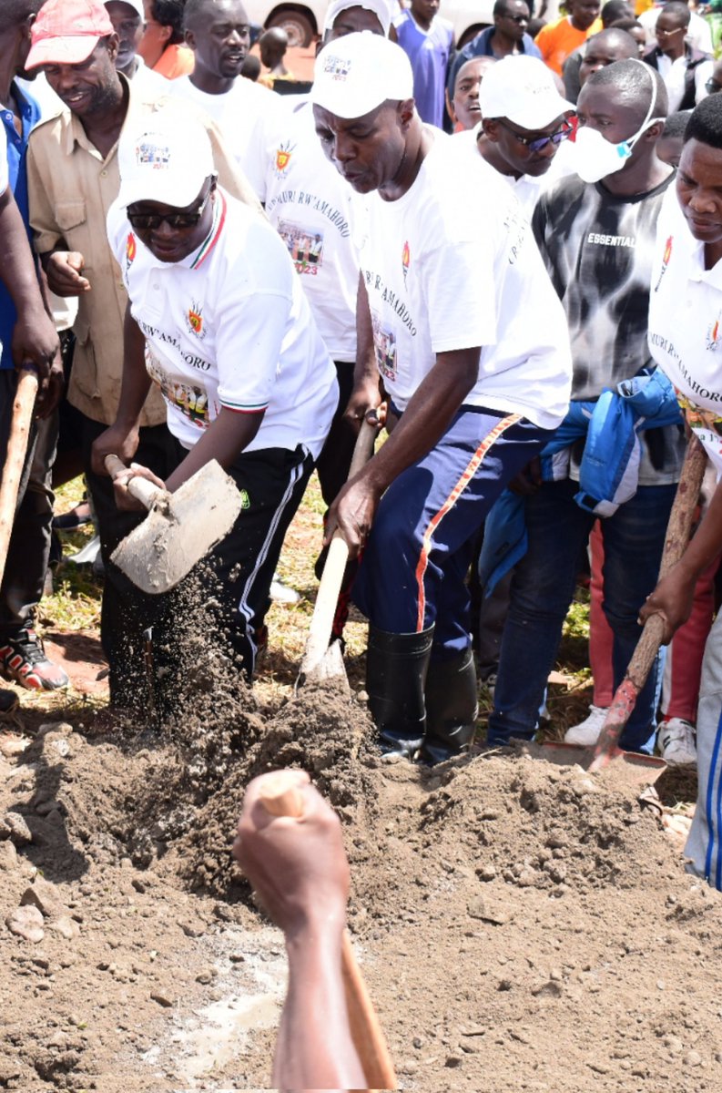 CankuzoProvince's tweet photo. #Burundi: Les Caravaniers du flambeau de la paix se sont joints, ce mercredi, à la population de @CankuzoProvince aux travaux de développement communautaire consistant au mélange de béton et pavement de la salle des réunions sur la colline #Humure II en commune #Kigamba. https://t.co/R7ucSxseR6