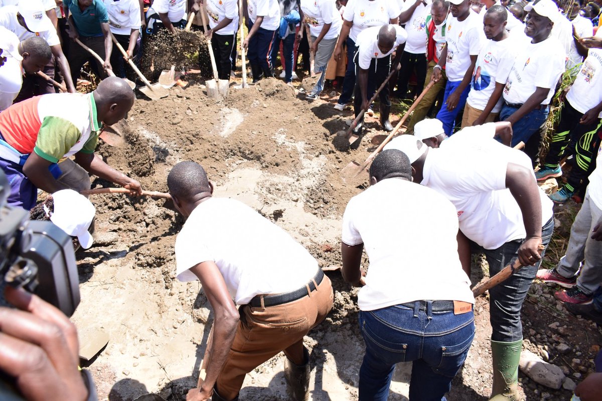 CankuzoProvince's tweet photo. #Burundi: Les Caravaniers du flambeau de la paix se sont joints, ce mercredi, à la population de @CankuzoProvince aux travaux de développement communautaire consistant au mélange de béton et pavement de la salle des réunions sur la colline #Humure II en commune #Kigamba. https://t.co/R7ucSxseR6