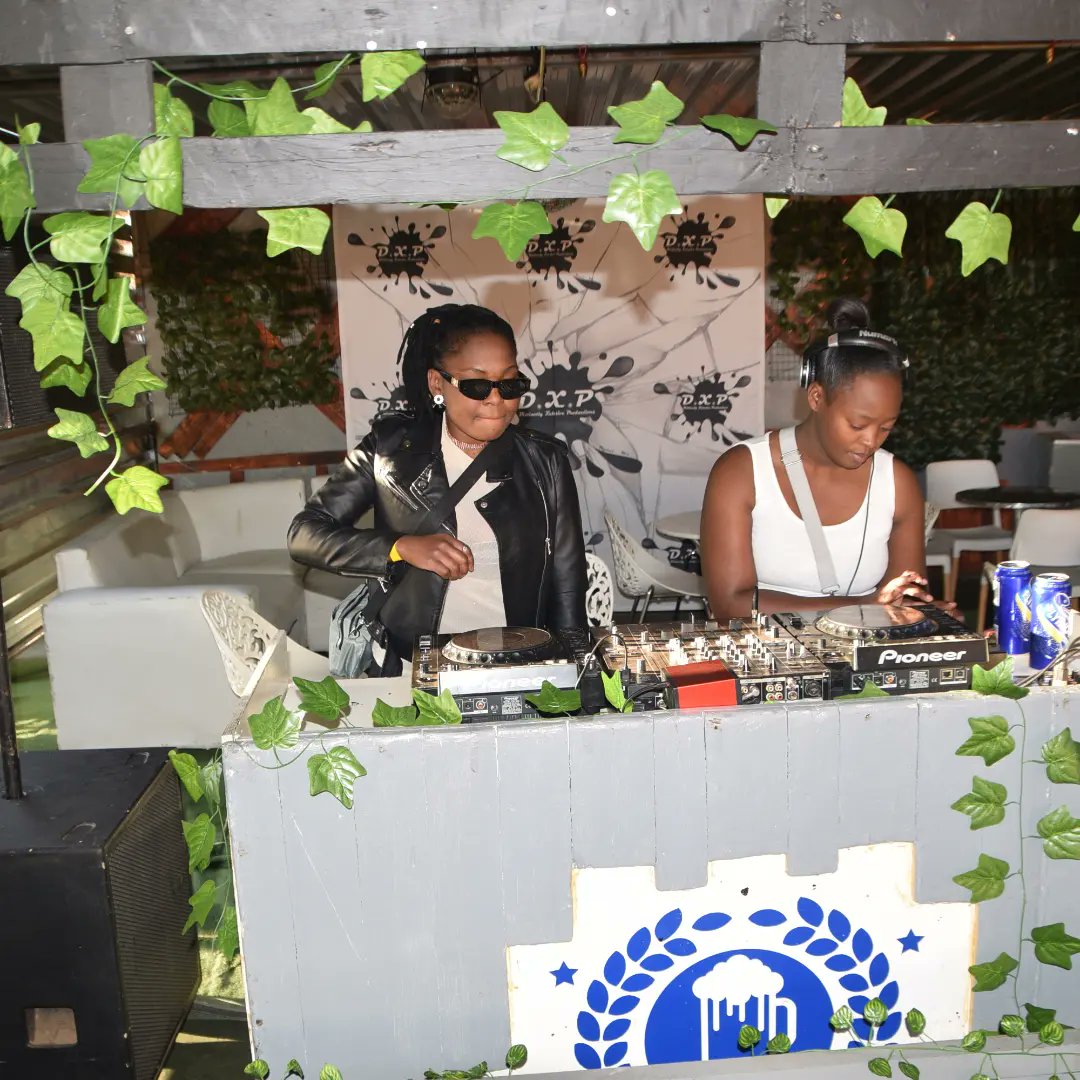 TEEcy_Tracy's tweet photo. Book your Deep, Soulful, Deep Tech, Afro Tech/House &amp; Old school House DJ for this festive season 💿🎚🎛🎚💿🔊🎶🎶🎶

#TEEcy #DJ #WomenInDanceMusic #FestiveSeason #Bookings https://t.co/vDlIYMrrPm