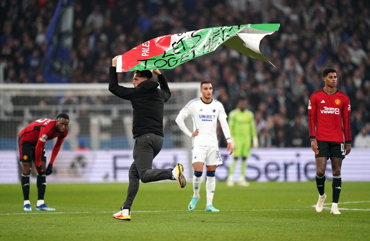 ActuFoot_'s tweet photo. « Arrêtez le massacre d’enfants à Gaza. Soyons solidaires. » 🇵🇸

Un spectateur est entré sur la pelouse durant Copenhague - Manchester United pour délivrer un message. https://t.co/7aNefNJK5U