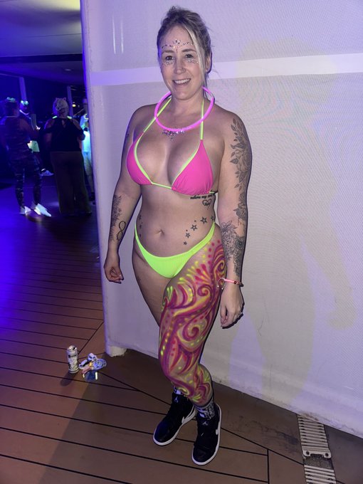 Glow party vibes 🥰 https://t.co/zOZwgM3AKJ