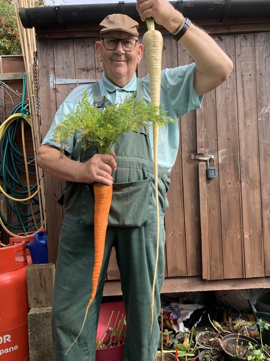 BeckyWant's tweet image. Tonight I bring you sunshine on a dark November day. @geraldstratfor3 with his Big Veg - what a story, what a man 💕💕 #LateNightBecky #BBCLocalRadio #AllEngland from 10pm