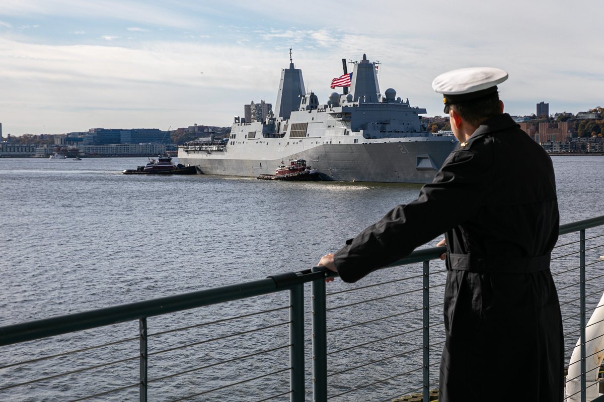 Welcome, USS New York! 🗽🇺🇸 The USS New York pulled into New York City today to participate in the weeklong Veterans Day celebration. ⬇️Click the link to learn more⬇️ dvidshub.net/news/457494/us… #VeteransDayNYC #SalutetoService #VeteransWeek2023 #VeteransDay2023 #HonoringHeroes